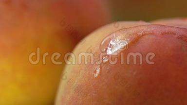 一滴水慢慢地流下来，把桃子的表面封闭起来