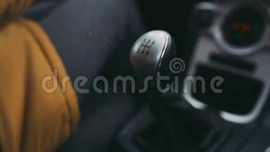 女孩手控制一个手动变速箱，换<strong>挡</strong>在车里。
