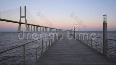 日落时从码头可看到庞特瓦斯科达伽马大桥