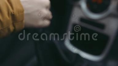 女孩手控制一个手动变速箱，换挡在车里。