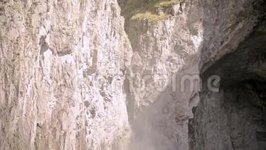 在岩石山区的一个大瀑布的特写。 从很大的高度缓慢地下降水。 缺水
