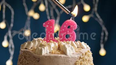 <strong>生日蛋糕</strong>，16个<strong>数字</strong>燃烧由较轻的粉红色蜡烛在蓝色的背景。 蜡烛被点燃了。 慢动作