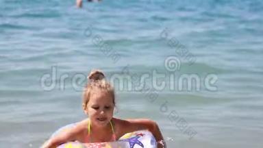 有<strong>救生圈</strong>的女孩在水里游泳。 儿童用<strong>救生圈</strong>在海里洗澡。