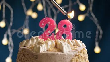 生日蛋糕有20个数字，由较轻的粉红色蜡烛燃烧在蓝色的背景上。 蜡烛被点燃了。 慢动作