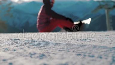 天鹅绒新鲜滑<strong>雪坡</strong>，雪覆盖山峰和滑雪电梯的背景。