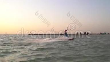 一大群风筝冲浪者正在埃及海滩附近<strong>乘风破浪</strong>