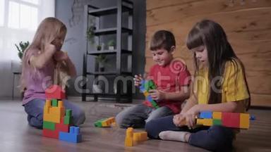 教育游戏，友好的孩子玩在五颜<strong>六</strong>色的<strong>建设</strong>者和建立不寻常的玩具从细节。