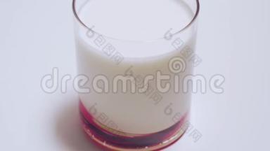 玻璃杯与自制酸奶隔离在白色背景。 玻璃杯一动不动地站着