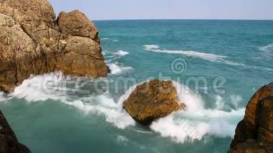 蓝色的海洋波浪<strong>撞击</strong>岩石。 阳光明媚的夏日海浪景观