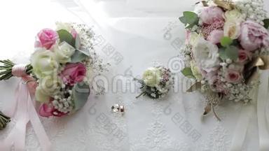 美丽的婚礼花束与白色窗帘上靠近窗户的结婚戒指<strong>放在一起</strong>