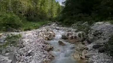 空中无人机<strong>视频</strong>在圣玛格达莱纳圣马代莱纳的一条河上，在意大利阿尔卑斯山脉的多洛米斯和Furchetta<strong>山峰</strong>上