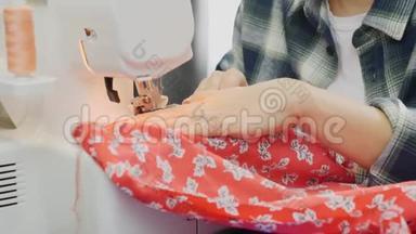 <strong>缝纫机</strong>的细节。 把女人的手关上，`在工作。 女设计师缝制<strong>缝纫机</strong>.. <strong>时</strong>尚与创造