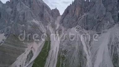 意大利阿尔卑斯山白云石的圣玛格达莱纳圣玛德莱纳瓦尔迪富内斯空中演练录像，背面是Furchetta山峰