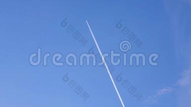 飞机在<strong>深蓝色</strong>的<strong>天空</strong>上飞行，有化学蒸汽路径，旅游运输
