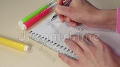 女人的特写手拿着笔，在笔记本上写下愿望清单.. 自我实现和自我的概念