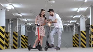 男人和女孩用<strong>手机电</strong>动滑板车低角度拍摄