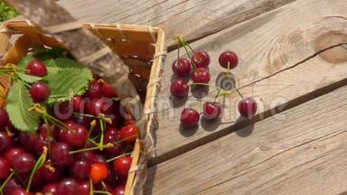 樱桃正落在装满浆果的篮子旁边的木桌上