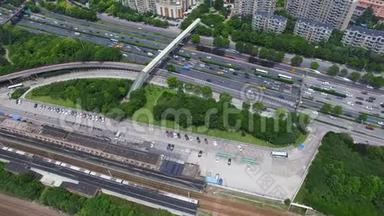 在立交桥上移动的交通镜头，上海，中国。