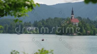 夏季在斯洛文尼亚的布莱德湖自然地标旅行