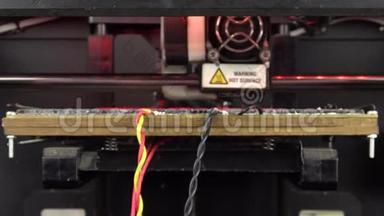 3Ddiy打印机打印塑料机械零件的时间推移。 一台开源的diy三维打印机正在打印齿轮和