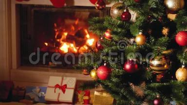 4k视频的大堆礼物和礼物旁边燃烧的壁炉和发光的圣诞树在客厅。