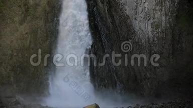 在岩石山区的一个大瀑布的特写。 从很大的高度缓慢地下降水。 <strong>缺水</strong>
