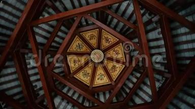 中国西安`一座展示中国传统建筑的宝塔天花板。