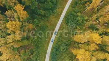 空中跟随<strong>视频</strong>汽车沿着蜿蜒的道路行驶，穿过<strong>秋天</strong>的森林，有绿色和黄色的树梢。
