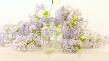 白色背景上的鲜花精华，白色背景上的鲜花精华，漂亮的玻璃罐中的盘根错节精油