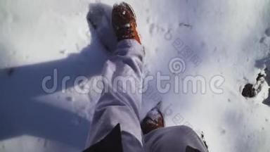 特写镜头。 男人穿着雪棕色的冬靴和灰色的<strong>运动裤</strong>。 雪，冬天的气氛.. 慢动作。 顶部视图