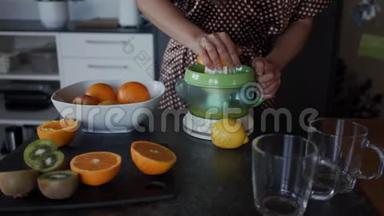 女人用电动<strong>榨汁</strong>机准备新<strong>鲜</strong>橙汁。 关门
