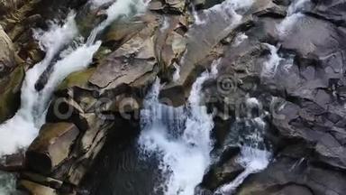 山河水面的鸟瞰图.. 蓝色水的<strong>小水滴</strong>。 岩石之间流动的溪流的俯视图