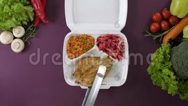 用发泡胶盒包装<strong>外卖</strong>食品.. 新鲜<strong>外卖</strong>套餐，鸡胸肉，米饭，蔬菜和沙拉