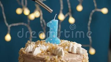 生日蛋糕，蓝色背景上有一支数字蜡烛。 蜡烛吹灭了。 慢动作和特写