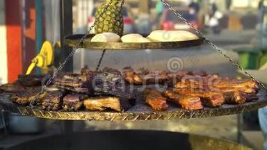 在街头美食节，有排骨、面包和菠萝的大烤架