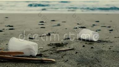 人在<strong>海边捡</strong>拾塑料玻璃垃圾，清理生态系统污染