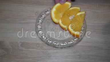 盘子里一大片鲜嫩多汁的橙片