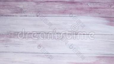 白色和粉红色的木制背景。 树的结构清晰可见.. 背景和纹理