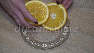 盘子里一大片鲜嫩多汁的橙片