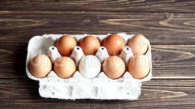 后面一张木桌上的鸡蛋.. 锥形和一个白色。 农产品，天然鸡蛋.. 准备复活节。