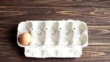 后面一张木桌上的鸡蛋.. 锥形和一个白色。 农产品，天然鸡蛋.. 准备复活节。
