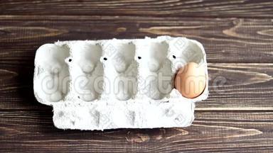 后面一张木桌上的鸡蛋.. 锥形和一个白色。 <strong>农产品</strong>，<strong>天然</strong>鸡蛋.. 准备复活节。