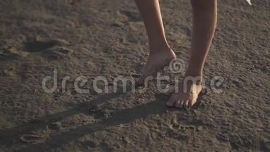 女孩赤<strong>脚踩</strong>在沙滩上