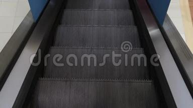 自动扶梯没有人。 在一个购物中心乘坐自动扶梯