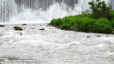 <strong>快速</strong>流动的急流和堰瀑布根河在兰斯博罗，明尼苏达州，缩小。