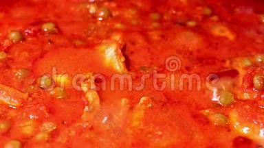 番茄和豌豆酱在锅里<strong>沸腾</strong>。 意<strong>大</strong>利博洛尼亚