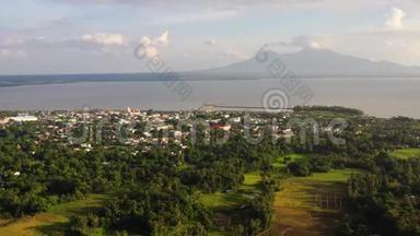 远处的一个小镇和一座火山。 索索贡市，卢松，菲律宾。 暑假和旅游假期