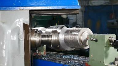 金属铣床在工厂磨削金属细节时的特写。 石油和天然气工业。 机械和机械