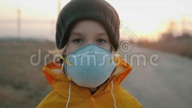 在工业工厂烟雾背景上戴防护面罩的女孩子。 <strong>大气污染</strong>与人民健康理念..