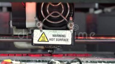 3D打印机工作。 熔融沉积<strong>模型</strong>，FDM。 3D打印机从塑料中打印物体。 自动三